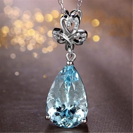 Color Sky Blue Topaz Crystal Clavicle Chain – Elegant Protection & Spiritual Radiance for Daily Glamour
