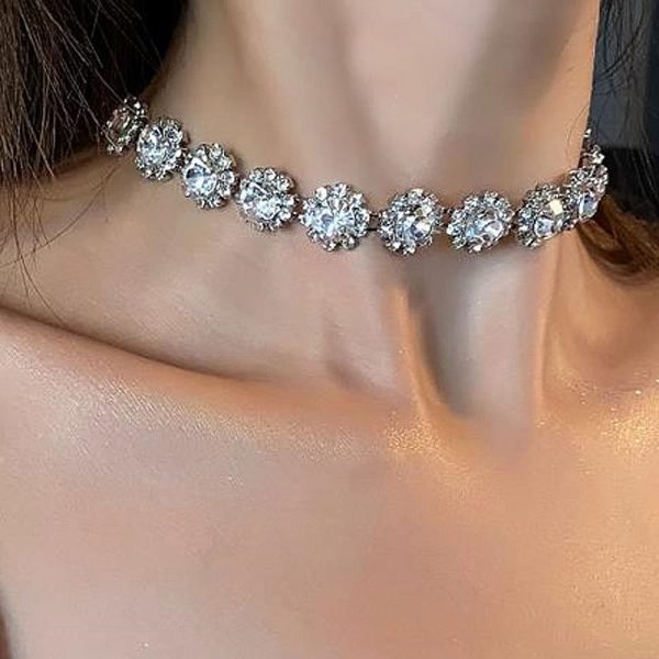 Chic Collarbone Chain with Healing Crystals | Feminine Style & Intentional Energy - Image 9