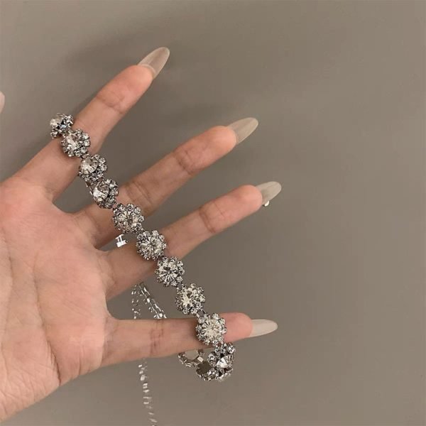 Chic Collarbone Chain with Healing Crystals | Feminine Style & Intentional Energy - Image 4
