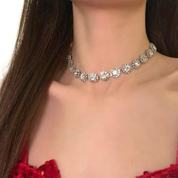 Chic Collarbone Chain with Healing Crystals | Feminine Style & Intentional Energy - Image 6