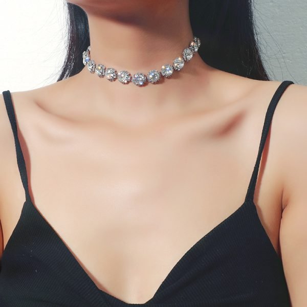 Chic Collarbone Chain with Healing Crystals | Feminine Style & Intentional Energy - Image 3