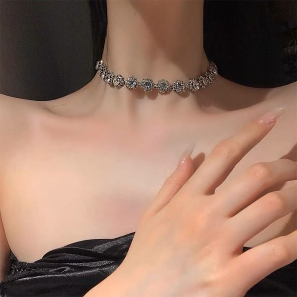 Chic Collarbone Chain with Healing Crystals | Feminine Style & Intentional Energy - Image 5