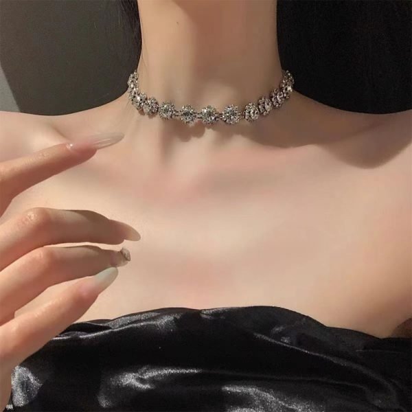 Chic Collarbone Chain with Healing Crystals | Feminine Style & Intentional Energy - Image 2